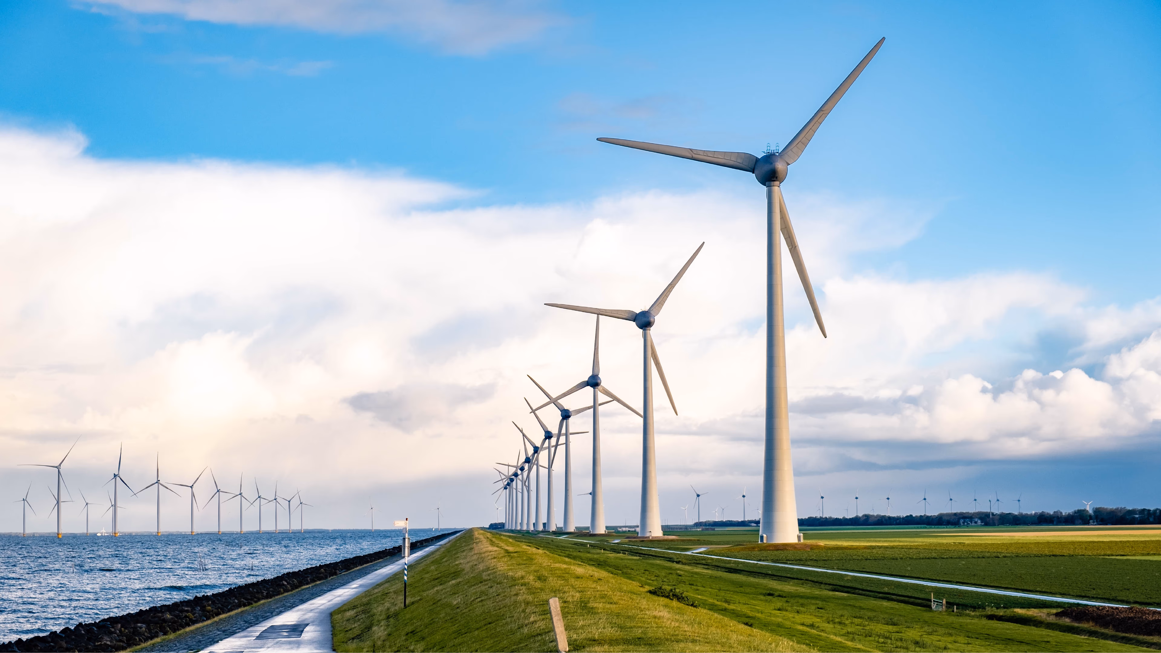 Carousel background slide 0: <span class="outlined">DE</span><br/>ENERGIEBESPAAR WEKEN