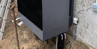 Foto van de NLM Buitenunit Viessmann 15X/25X gemonteerd aan gevel (exclusief kraankosten)